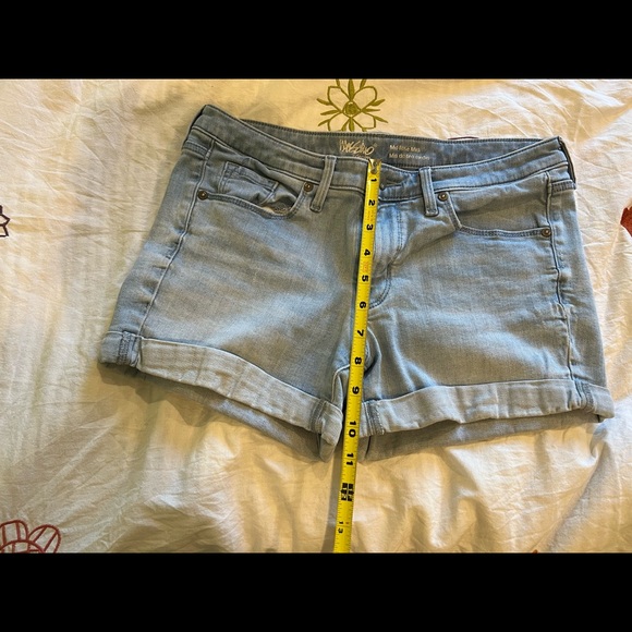 Mossimo Women’s Mid Rise Midi; Light Wash; Size: 8, 30 Waist; Denim Shorts. - Picture 2 of 4